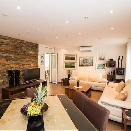 Iris Apartment *