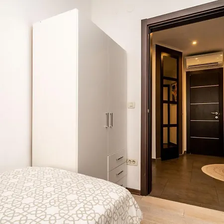 Iris Apartment *