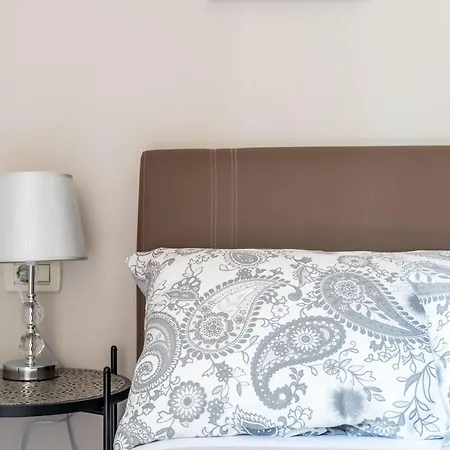 Iris Apartment *
