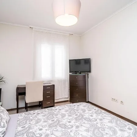 Iris Apartment *